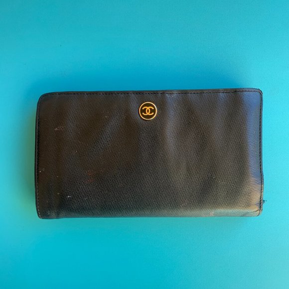 Vintage Chanel Yen Wallet | FABULOUS - Picture 1 of 14